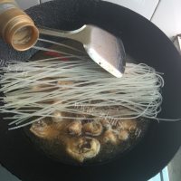香喷喷的鸡肉炖粉条做法图解4)