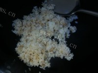美味的酱油鸡蛋炒饭做法图解3)