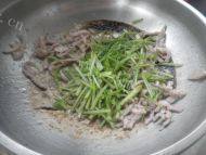家常菜香菜炒肉丝做法图解12)