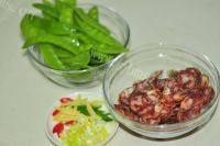 简易版荷兰豆炒腊肠做法图解1)