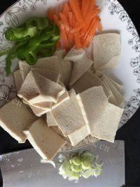 「美味可口」炒千叶豆腐做法图解1)