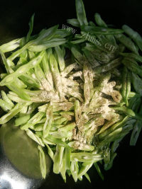 家常菜豆角炒肉做法图解8)