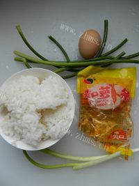 美味的萝卜干炒饭做法图解1)