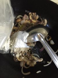 美味法式奶油蘑菇汤做法图解8)