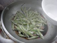 家常菜豆角炒鸡蛋做法图解8)