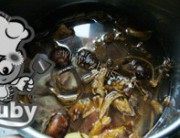 美味的双菇龙骨汤做法图解2)