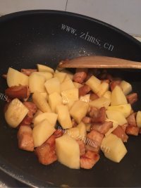 诱人的土豆烧肉做法图解7)