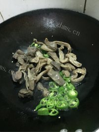 青椒炒猪肚做法图解4)