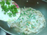 家常菜平菇肉片汤