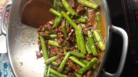咸甜适中的芦笋炒牛肉做法图解5)