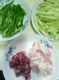 微辣的苦瓜青椒炒肉做法图解3)