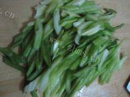 「DIY美食」芹菜炒肉做法图解1)