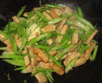 家常菜芹菜炒豆腐做法图解7)