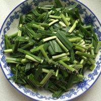 色泽不错的韭菜炒土豆丝做法图解3)
