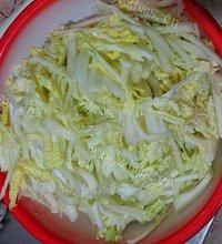 家常菜醋溜白菜丝做法图解1)