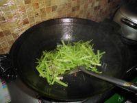 家常菜芹菜炒肉做法图解7)