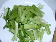 色香味具全的芹菜炒豆干做法图解2)