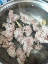 美味的骨头萝卜汤做法图解3)