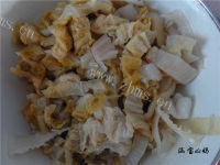 美味的猪肉酸菜炖粉条做法图解2)