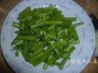 家常菜芹菜炒土豆做法图解4)