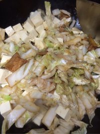 白菜炖豆腐做法图解8)