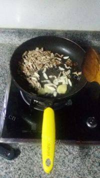 好吃不腻的海带炒肉丝做法图解3)
