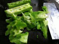 家常菜苦瓜炒牛肉做法图解3)