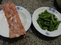 美味的培根炒甜豆做法图解1)