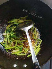 家常菜芹菜炒猪肝做法图解9)