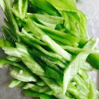 家常菜青椒炒肉丝做法图解1)