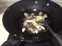 五味俱全的蒜薹炒腊肉做法图解3)