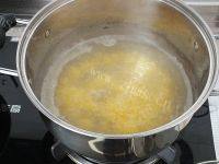 美味小米玉米渣枸杞粥做法图解4)