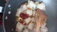家常菜芹菜炒五花肉做法图解4)