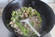 美味的蒜薹炒鸡胗做法图解7)