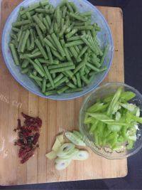 家常菜辣炒豆角做法图解1)