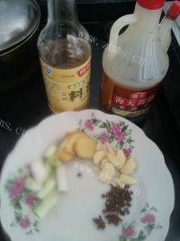 家常排骨炖土豆做法图解2)