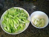 味道不错的芹菜炒肉做法图解3)