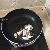 鲜美的菌菇炖鱼做法图解4)