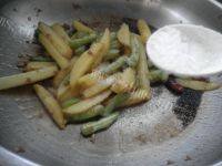 家常菜四季豆炒土豆做法图解11)