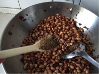 色香味浓的五香花生米做法图解3)