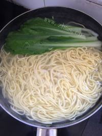 口感丰富的蔬菜拌面做法图解3)