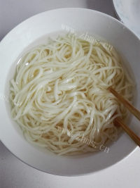 美味的卤牛肉酱拌面做法图解12)