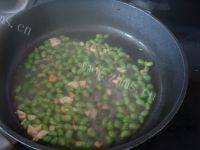 家常菜毛豆炒虾仁做法图解7)