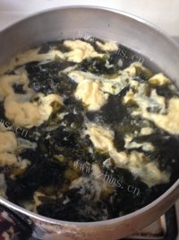 热腾腾的紫菜蛋花汤做法图解9)