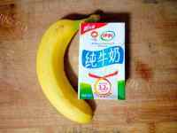 好吃的香蕉奶昔做法图解1)