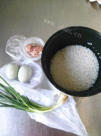 美味的皮蛋瘦肉粥做法图解1)