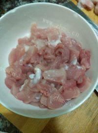 家常菜苦瓜炒肉做法图解2)