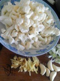 家常菜肉片炒菜花做法图解1)