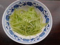 唇齿留香的莴笋肉丝做法图解1)
