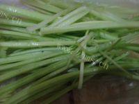 口舌生香的芹菜炒鸡蛋做法图解1)